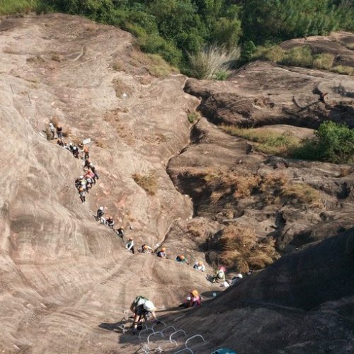“岭南第一攀”飞拉达，清远独特丹霞地貌，打卡陡壁上的”旋转楼梯”-马头石飞拉达