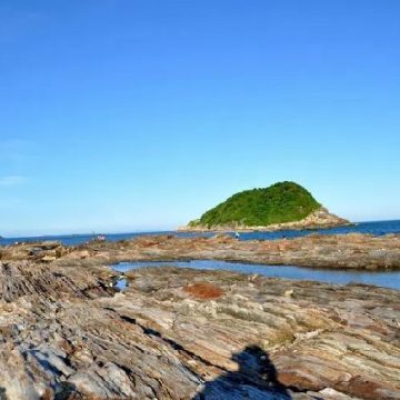 【海岛趣拓 • 盐洲岛】惠州东部的宁静海岛-有日落白沙村、日出彩石滩，还有梦幻礁石的美景拍摄点