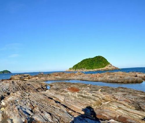 【海岛趣拓 • 盐洲岛】惠州东部的宁静海岛-有日落白沙村、日出彩石滩，还有梦幻礁石的美景拍摄点